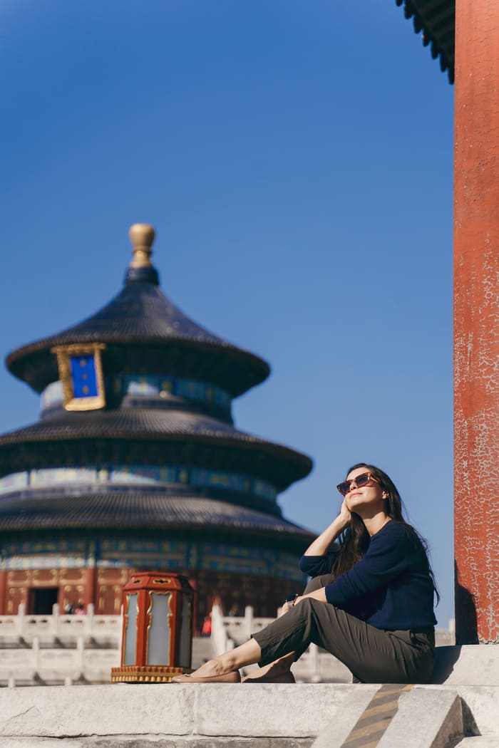 Turista disfrutando del sol frente al Templo del Cielo en Beijing. Diseña tus itinerarios a tu propio ritmo con los viajes personalizados a China de Destino China.
